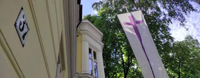 Gemeindehaus_Fahne_by-CLL